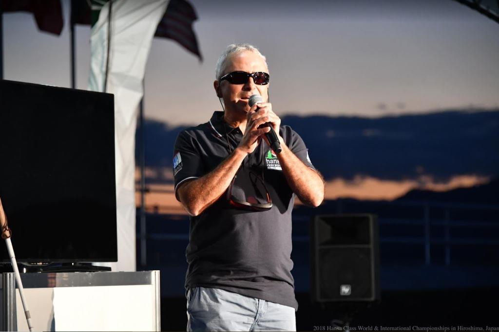 Olivier Ducruix entonnant "Emmenez-moi" en hommage à Charles Aznavour à l'issue des Championnats du monde Handivoile Hansa 2018 à Hiroshima.